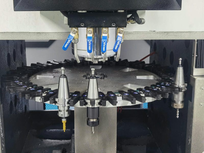 Trục Chính Có Hệ Thống Tưới Nguội Và ổ Dao Cnc.
