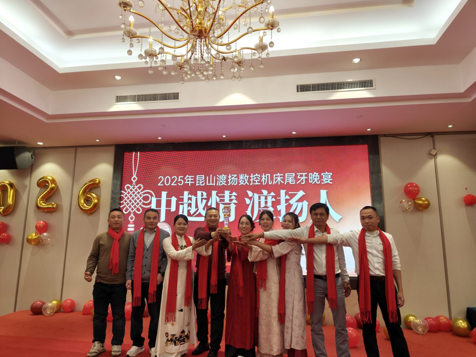 Từ trái sang phải lần lượt là : Anh Trương Đông- Kỹ Sư Duyang Việt Nam , Ông Trương Đào- Tổng Giám đốc Dương Độ, Bà Nguyễn Thị Châu-Trợ lý Tổng Giám đốc Công ty Duyang Việt Nam, Ông Hồ Hồng Bá- Tổng Giám đốc Công ty Duyang Việt Nam, Cùng nhân viên của Công ty Duyang Việt Nam.