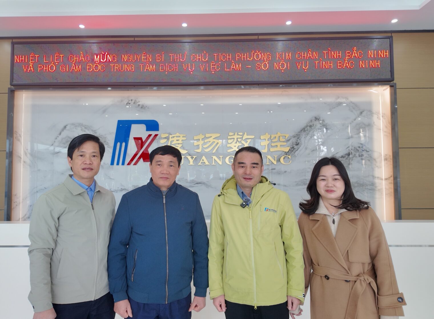 Từ trái sang phải lần lượt là: ông Vũ – Trưởng cơ quan Việc làm & Lao động thuộc Sở Nội vụ tỉnh Bắc Ninh (Việt Nam); ông Đỗ – nguyên Chủ tịch phường Kim Châm, tỉnh Bắc Ninh (Việt Nam); ông Trương Đào – Tổng Giám đốc Dương Độ; cùng phu nhân là bà Thất Lộ Hồng.