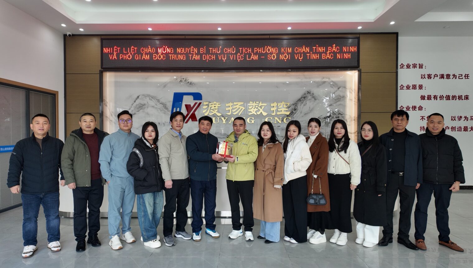 Đại diện cơ quan Việt Nam, đội ngũ Duyang Việt Nam và Ban lãnh đạo công ty tặng quà và chụp ảnh lưu niệm chung