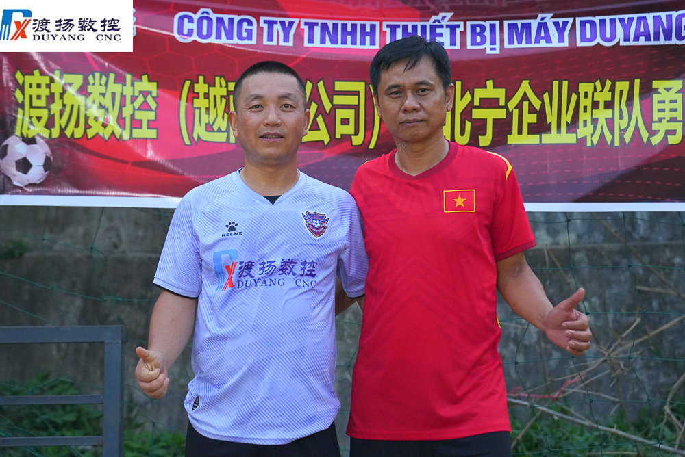 图片： 渡扬数控工程师在绿茵场旁成功签下CNC机床订单。