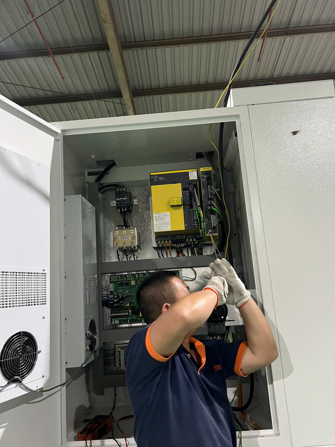 Hình ảnh : Kỹ sư DUYANG CNC sửa chữa hệ thống điện